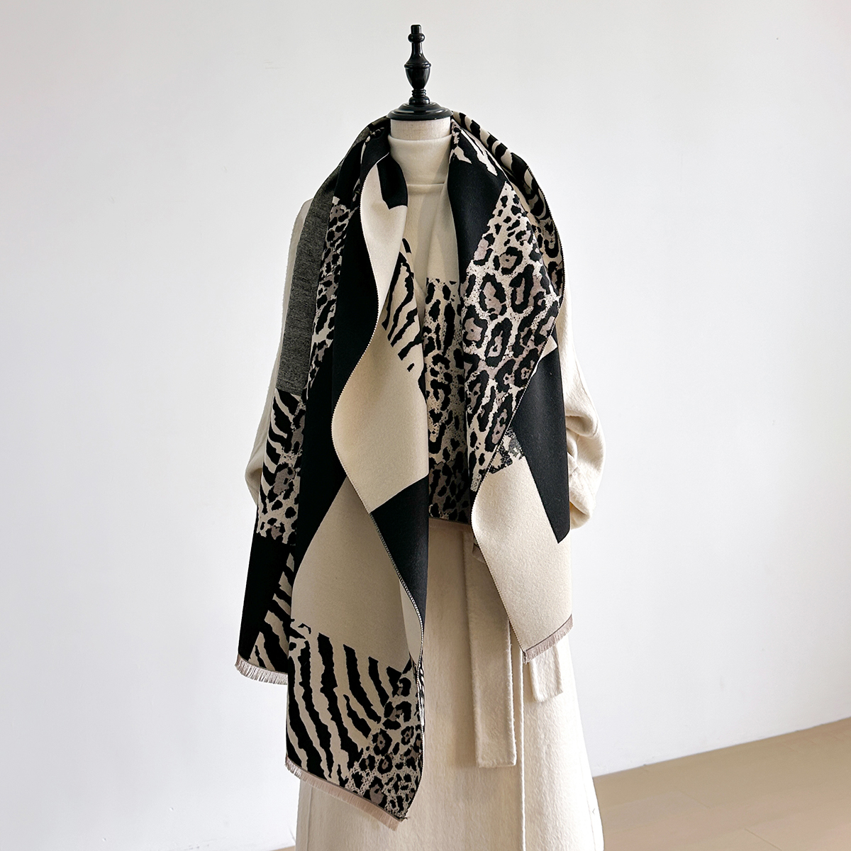 New Brand Elegance Two-Sided L - Woven Scarf Blanket 评论和价格