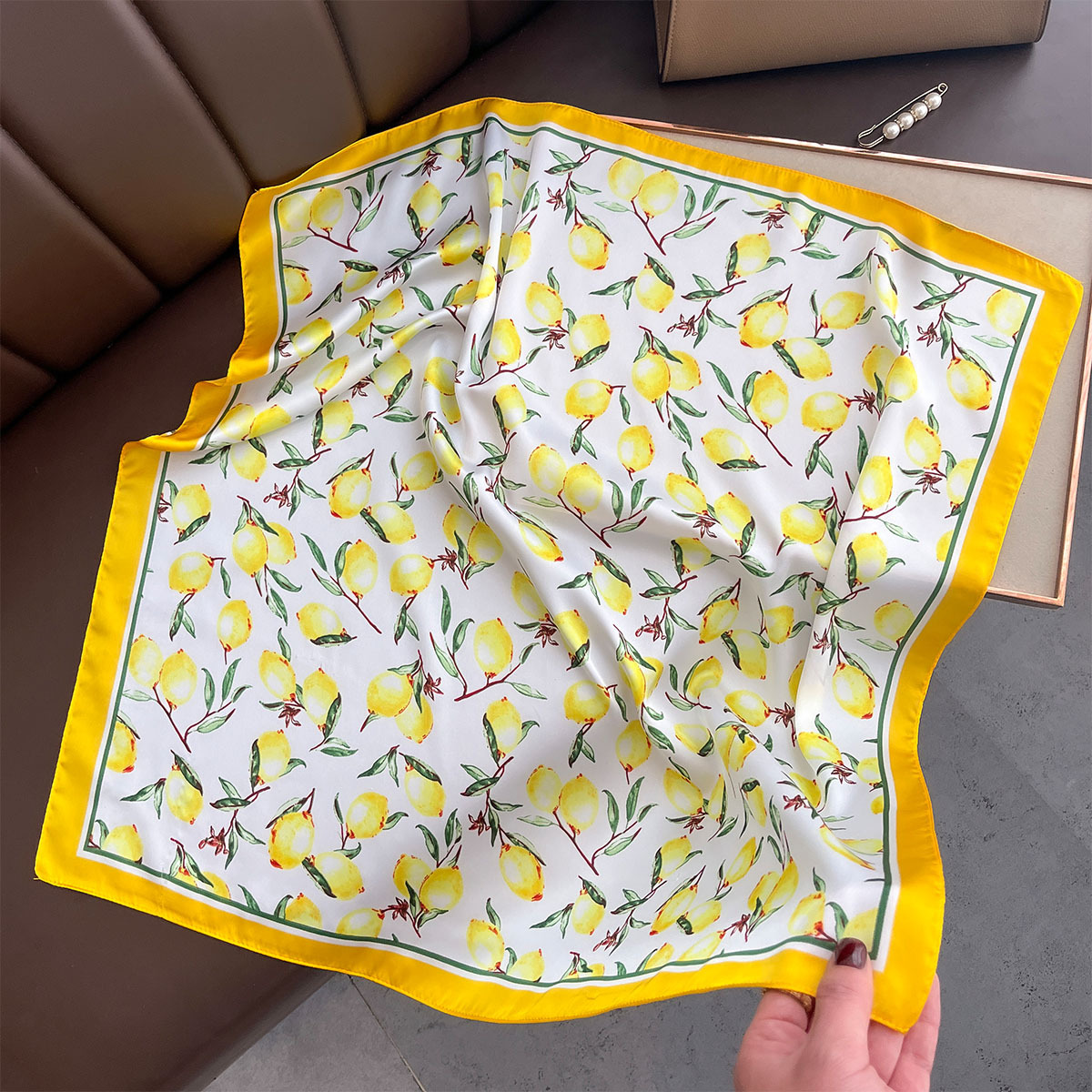 2025 New Yellow Lemon Print Sq - Ascot Neck Scarf 评论和价格