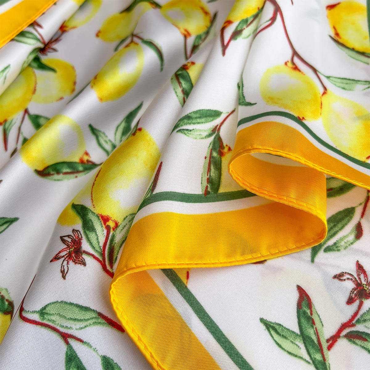 2025 New Yellow Lemon Print Sq - Ascot Neck Scarf 评论和价格